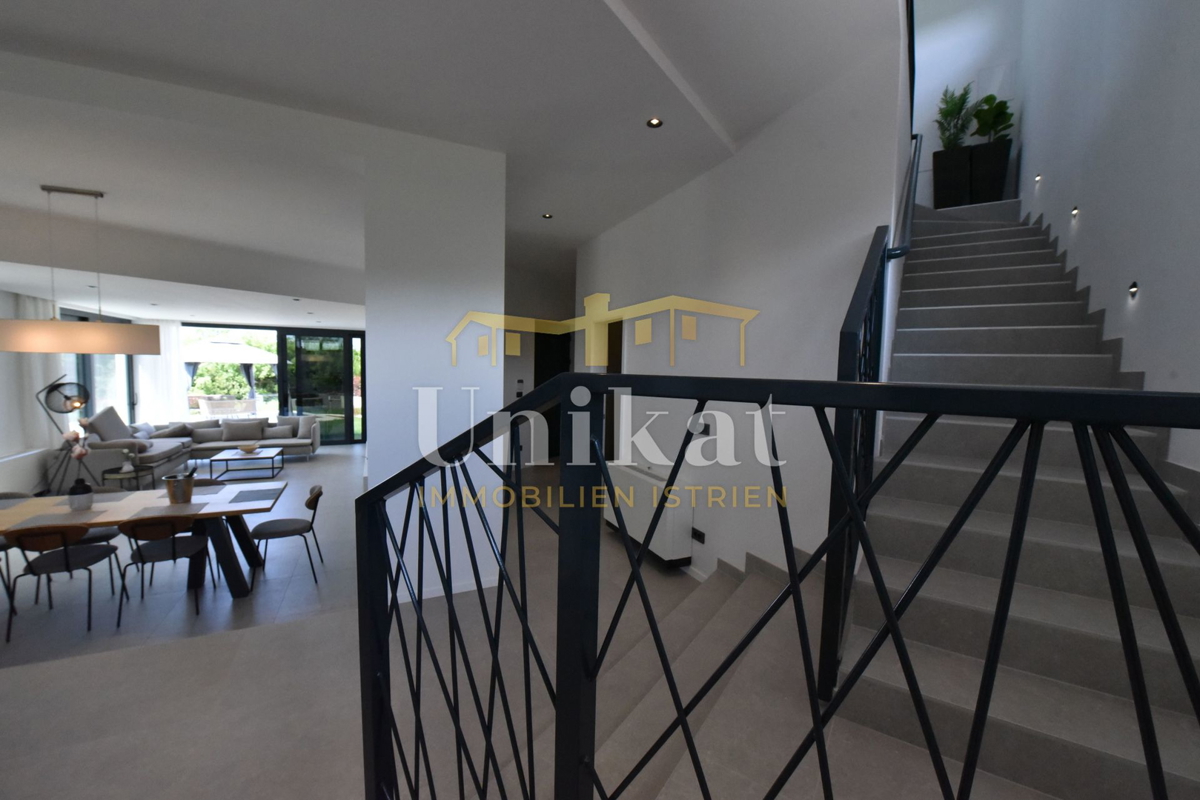 Moderna vila obdana z zelenjem in z razgledom na morje